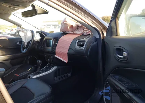 2018 Jeep Compass Latitude 4X4 z USA, uszkodzony, nr VIN 3C4NJDBB5JT175891